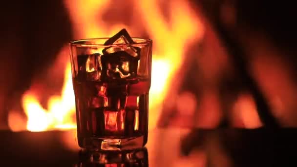 Bicchiere Whisky Con Ghiaccio Vicino Camino — Video Stock