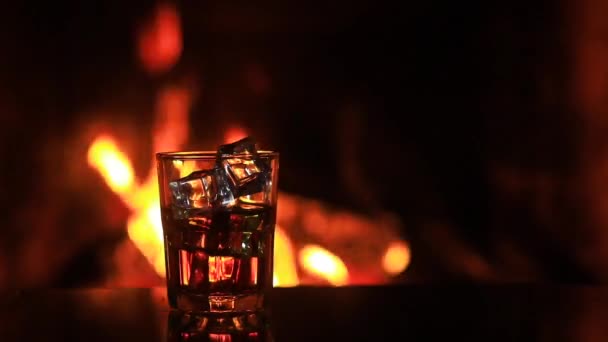 Szklanka Whisky Lodem Pobliżu Kominka — Wideo stockowe