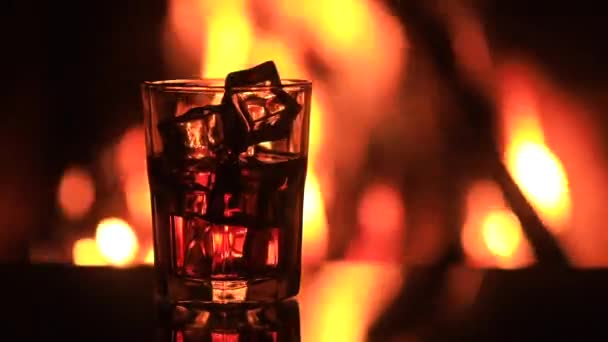 Vaso Whisky Con Hielo Cerca Chimenea — Vídeos de Stock