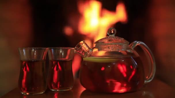 Chá Quente Com Dois Copos Perto Lareira Conceito Noite Aconchegante — Vídeo de Stock