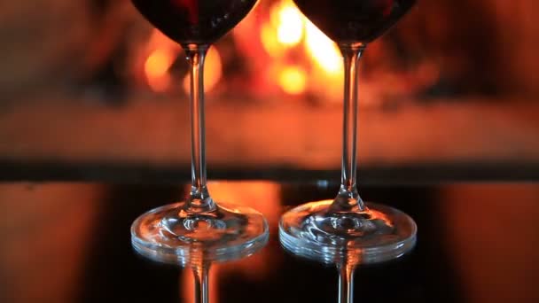 Zwei Gläser Rotwein Kamin — Stockvideo