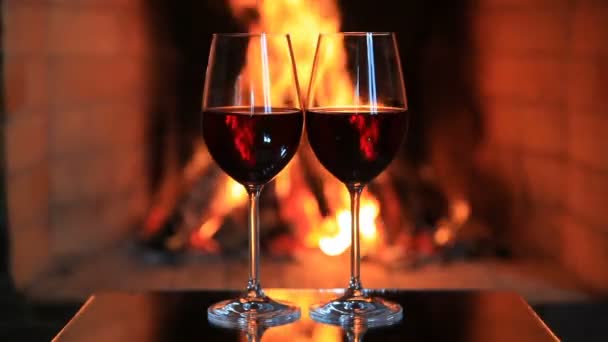 Dos Copas Vino Tinto Cerca Una Chimenea — Vídeos de Stock