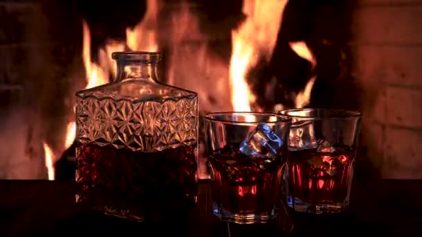 Twee Glazen Een Decanter Whisky Bij Open Haard — Stockvideo