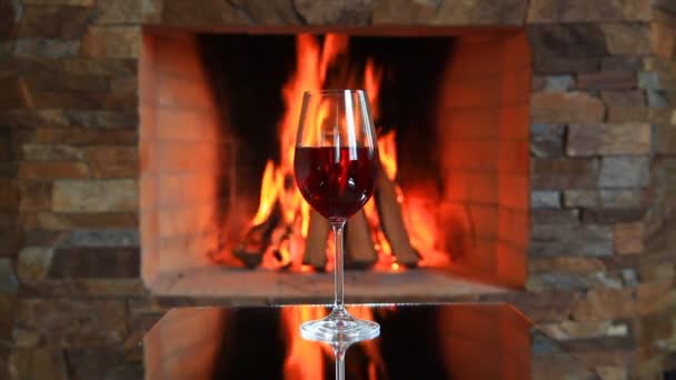 Weinglas Mit Rotwein Kamin — Stockvideo