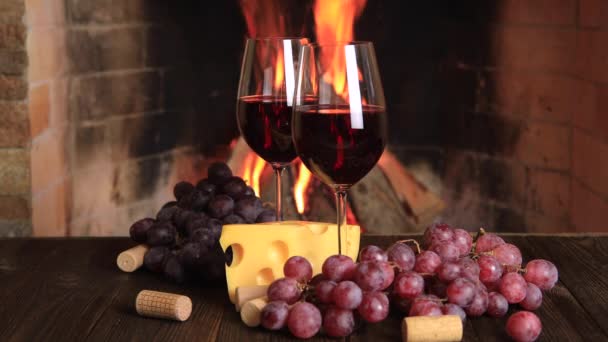 Zwei Gläser Rotwein Mit Käse Und Trauben Kamin — Stockvideo