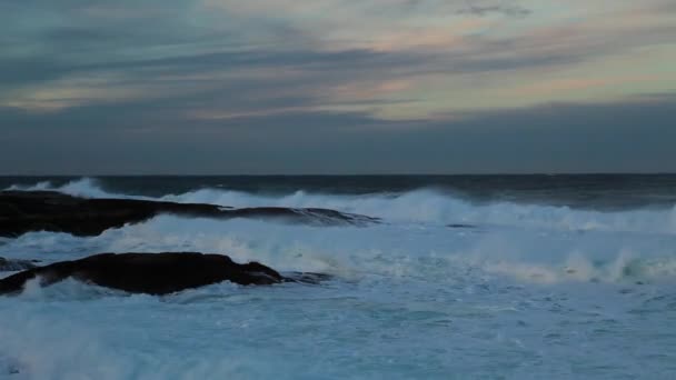 Kutup Okyanusu Fırtınada Gün Batımında — Stok video