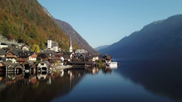 オーストリアのハルシュタット村とハルシュタット湖の美しい風景 — ストック動画