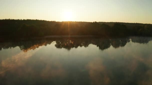 Schöne Neblige Morgendämmerung Frühling Auf Dem Fluss — Stockvideo