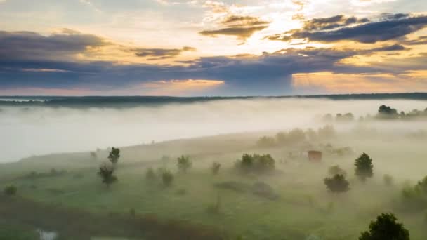 Gyönyörű Misty Dawn Repülés Felhők Felett Drone Video — Stock videók