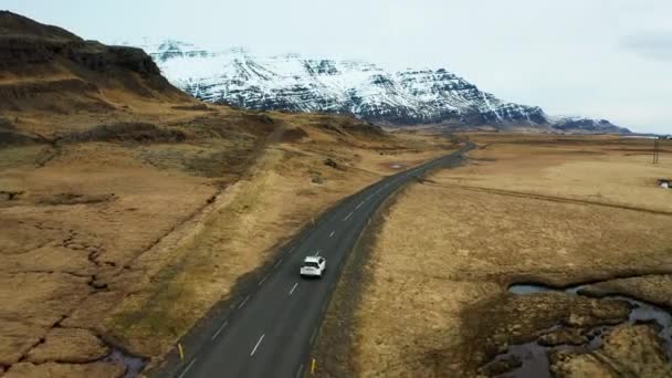 Bella Strada Paesaggio Vulcanico Islanda Drone Che Vola Dietro Auto — Video Stock
