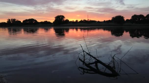 Belo pôr-do-sol na margem do lago. Férias — Vídeo de Stock