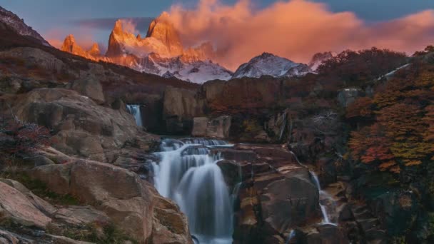 Schöne Aussicht Mit Wasserfall Und Fitz Roy Mountain Patagonien — Stockvideo