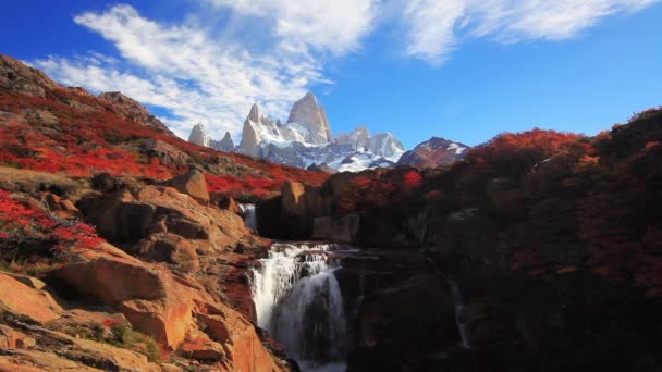 Hermosa Vista Con Cascada Montaña Fitz Roy Patagonia — Vídeos de Stock