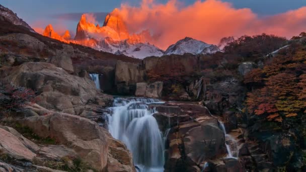 Hermosa Vista Con Cascada Montaña Fitz Roy Patagonia — Vídeo de stock