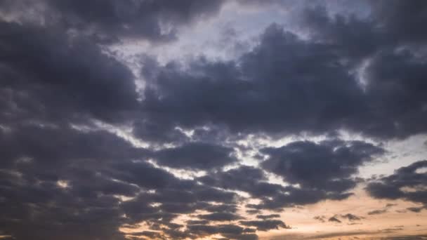 夜明けに劇的な雲 美しい空 タイムラプス — ストック動画