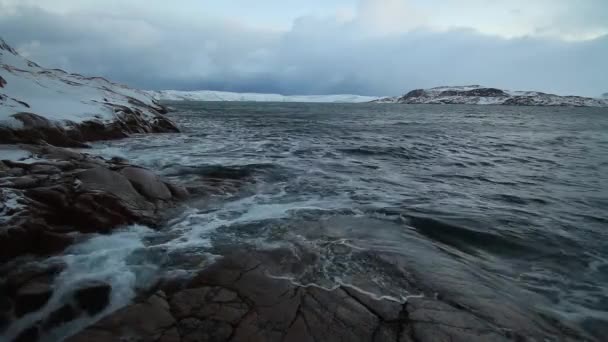 Dramaattinen Taivas Myrskyisän Meren Yllä Pohjoisessa — kuvapankkivideo