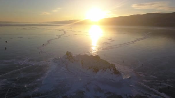 冬にバイカル湖のエレンカ島 空中展望 — ストック動画