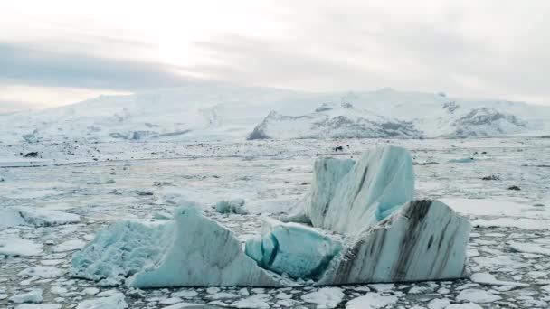 Jäävuoret Jokulsarlonissa Jäälaguuni — kuvapankkivideo