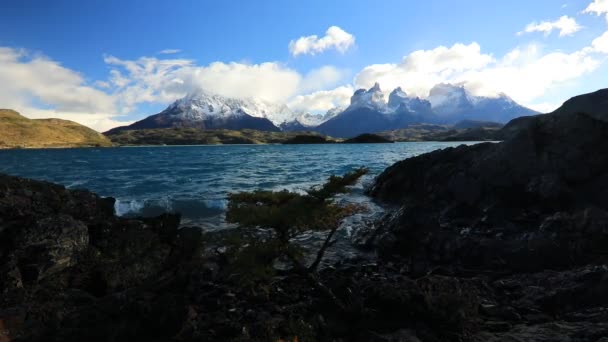 Lake Pehoe bij zonsopgang bij Torres Del Paine in Chili — Stockvideo