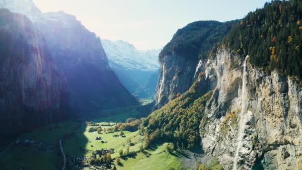 瑞士阿尔卑斯山谷Lauterbrunnen镇 — 图库视频影像
