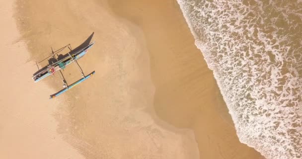 Barco Pesca Tradicional Solitário Uma Praia Areia Sri Lanka — Vídeo de Stock