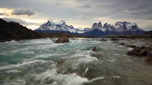 Górska Rzeka Zachodzie Słońca Widokiem Góry Torres Del Paine Chile — Wideo stockowe