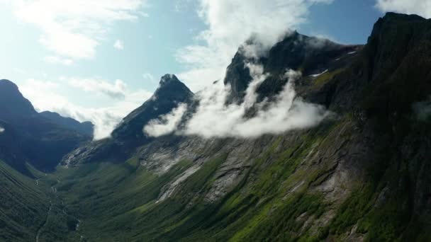 特罗尔斯特根附近的云中的山脉 挪威的Rauma市 — 图库视频影像