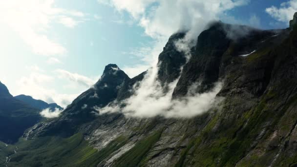 Montagne Nelle Nuvole Vicino Trollstigen — Video Stock
