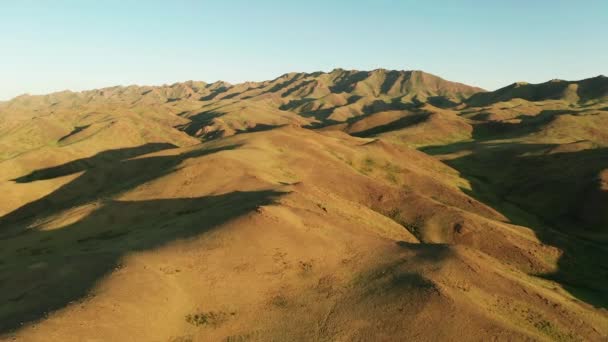 Panoramisch Uitzicht Groene Bergen Yolyn Bij Zonsondergang Luchtfoto Mongolië — Stockvideo