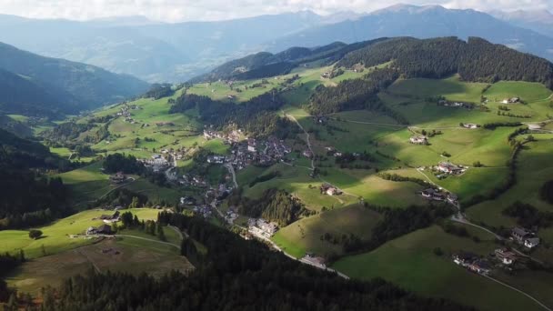 Piccolo Borgo Nelle Dolomiti San Pietro Laion Italia Filmati Aerei — Video Stock