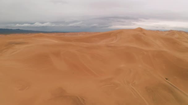在沙漠的沙丘上空笼罩着风暴的云彩 — 图库视频影像