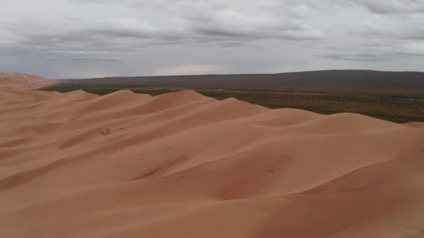 Sturmwolken Über Sanddünen Der Wüste — Stockvideo