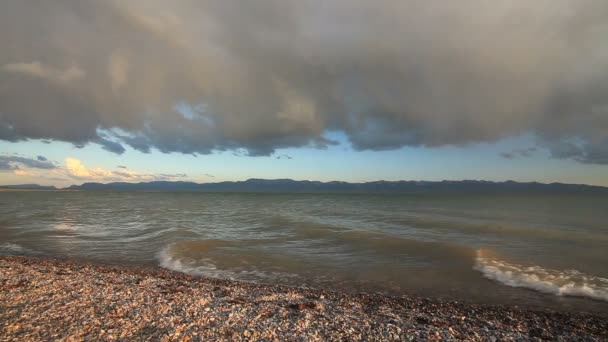 Pôr Sol Tempestuoso Sobre Lago Montanha Quirguizistão Lago Son Kul — Vídeo de Stock