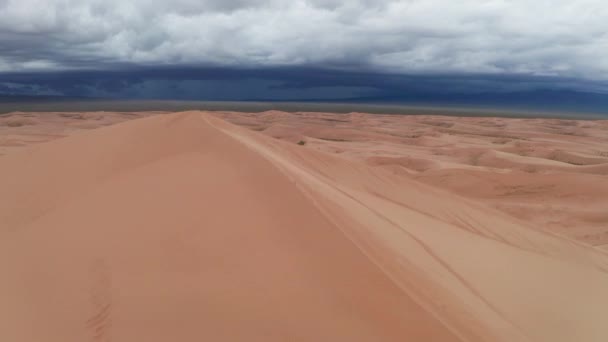 Бушующие Облака Над Песчаными Дюнами Пустыне — стоковое видео