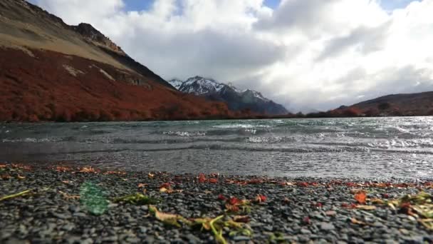 Silny wiatr na jeziorze Madre. Argentyna, Patagonia — Wideo stockowe