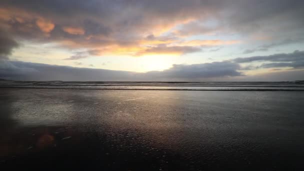 Ηλιοβασίλεμα Στο Βεστράχορν Μάουντεν Και Στην Παραλία Στόκσνες Ισλανδία — Αρχείο Βίντεο