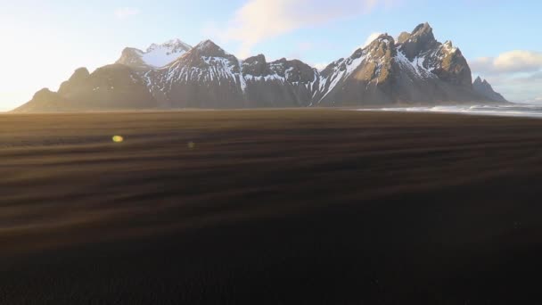 Auringonlasku Vestrahorn Mountainilla Stokksnes Beachillä Islanti — kuvapankkivideo