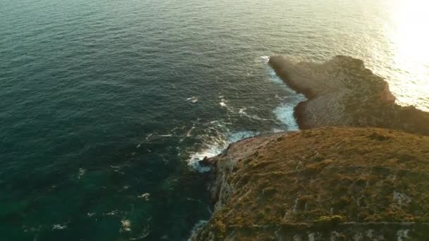 Costa Rocosa Una Isla Griega Atardecer — Vídeos de Stock