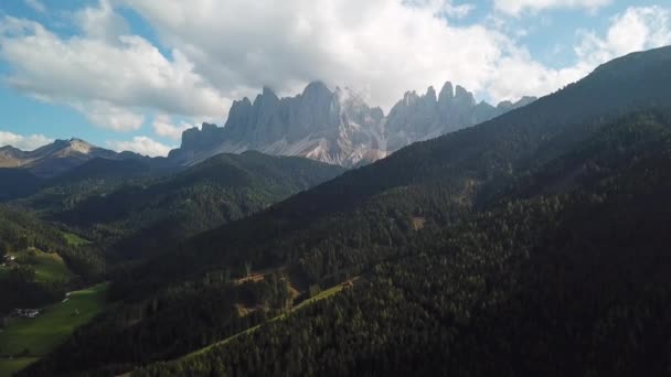 ヴァル フネス イタリア ドロミテ 秋の山の空中映像 — ストック動画