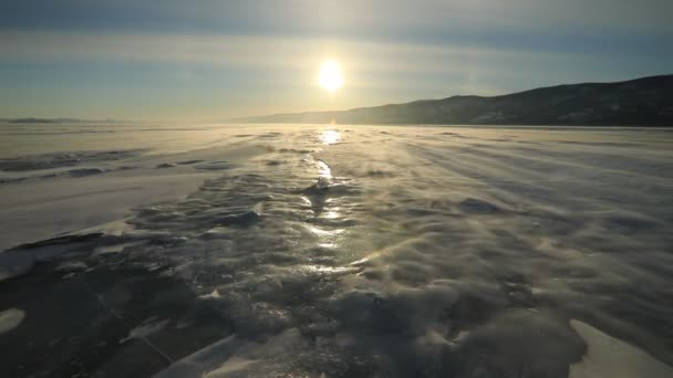 Winter Baikal. Forte vento sul ghiaccio, neve alla deriva — Video Stock