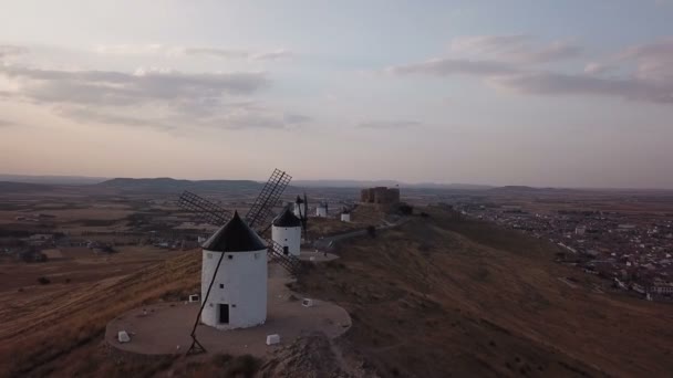 西班牙Consuegra Mancha日落山上的风车 — 图库视频影像