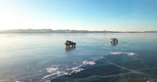 Крайній Проїзд Замерзлому Озері Байкал Позашляхові Автомобілі Взимку — стокове відео