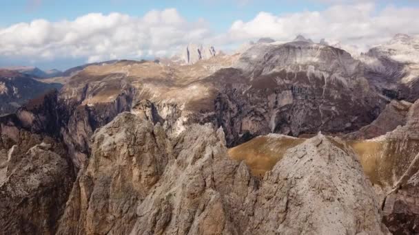 Δολομίτες Ιταλία Τοπίο Στην Passo Gardena Εναέρια Βίντεο — Αρχείο Βίντεο