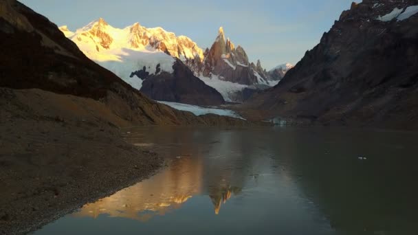 Vuelo Sobre Cerro Torre Laguna Torre Amanecer Patagonia Argentina — Vídeos de Stock