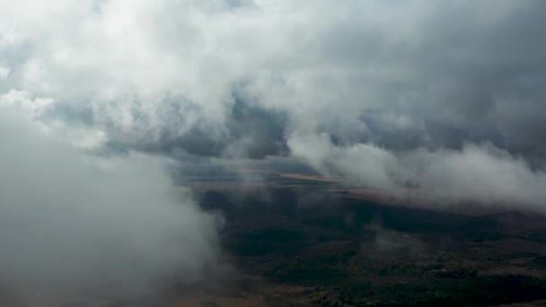 雨雲の中を飛ぶ 劇的な空の景色 — ストック動画