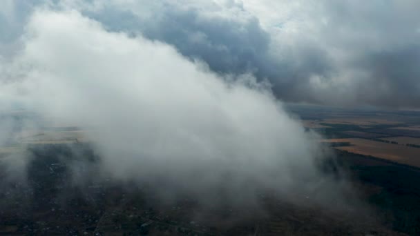 Πετώντας Μέσα Από Σύννεφα Βροχής Δραματική Προβολή Ουρανού — Αρχείο Βίντεο