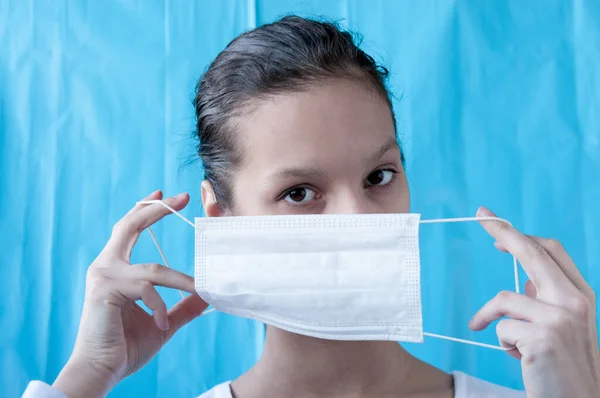 Una Doctora Viste Una Máscara Sobre Fondo Azul — Foto de Stock