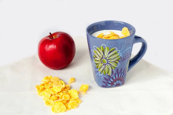 Milchgetränk Mit Cornflakes Und Rotem Apfel — Stockfoto
