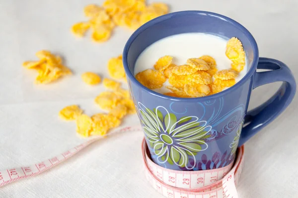 Gewichtsreduktionskonzept Milch Mit Cornflakes Und Zentimeter Trinken — Stockfoto