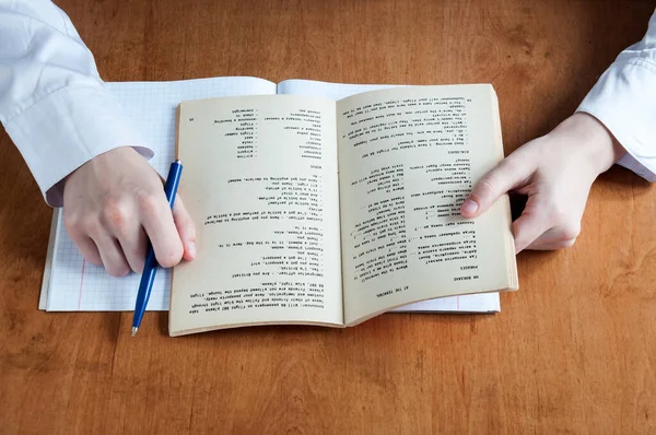 Die Schülerin Beschäftigt Sich Auf Englisch Mit Dem Wörterbuch — Stockfoto